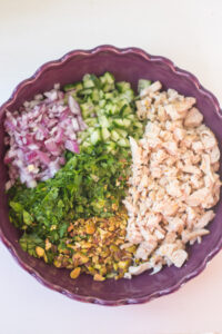 Frischer H&auml;hnchen-Gurken-Salat mit Joghurt-Dressing, Pistazien und Kr&auml;utern – perfekt als leichte Idee f&uuml;r den Osterbrunch.