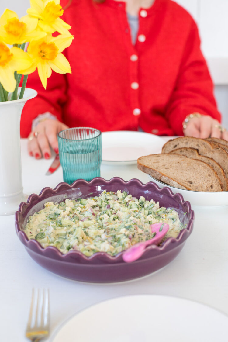 Frischer Hähnchen-Gurken-Salat mit Joghurt-Dressing, Pistazien und Kräutern – perfekt als leichte Idee für den Osterbrunch.