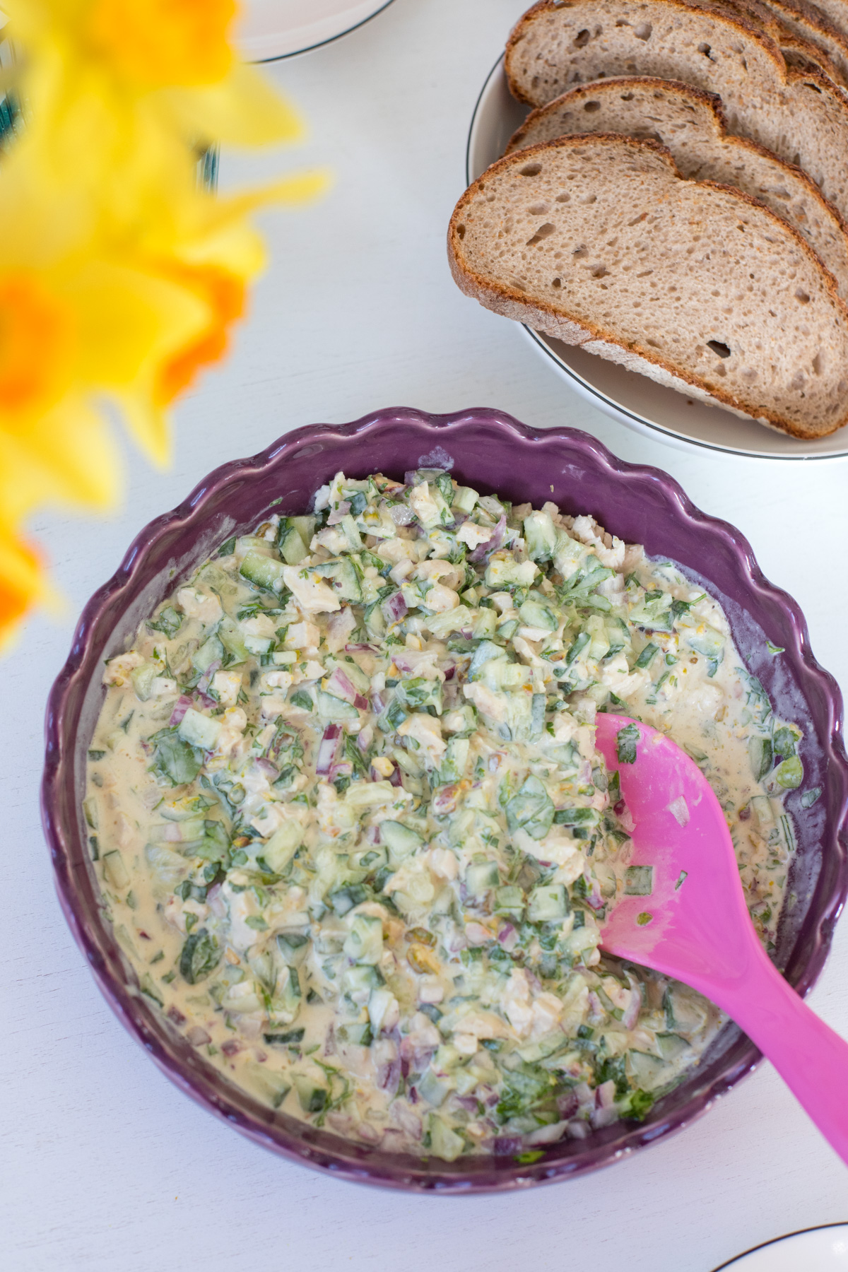 Frischer H&auml;hnchen-Gurken-Salat mit Joghurt-Dressing, Pistazien und Kr&auml;utern – perfekt als leichte Idee f&uuml;r den Osterbrunch.