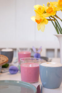 Fruchtiger Himbeer-Smoothie mit Banane – schnell gemixt, cremig und perfekt als Fr&uuml;hst&uuml;ck oder Snack f&uuml;r zwei Personen.