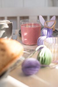 Fruchtiger Himbeer-Smoothie mit Banane – schnell gemixt, cremig und perfekt als Fr&uuml;hst&uuml;ck oder Snack f&uuml;r zwei Personen.