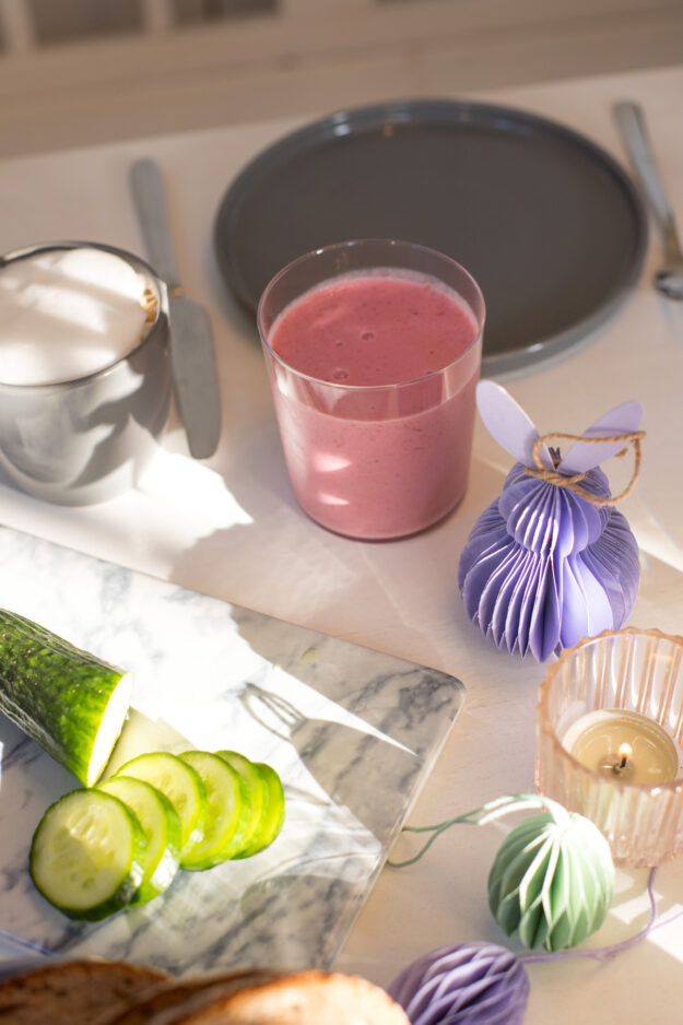 Fruchtiger Himbeer-Smoothie mit Banane – schnell gemixt, cremig und perfekt als Frühstück oder Snack für zwei Personen.