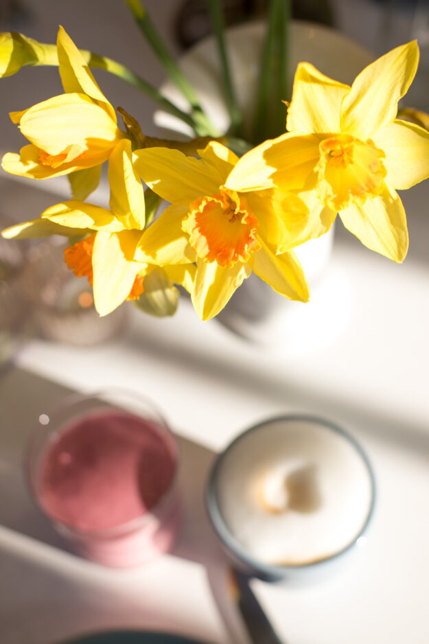 Fruchtiger Himbeer-Smoothie mit Banane – schnell gemixt, cremig und perfekt als Frühstück oder Snack für zwei Personen.