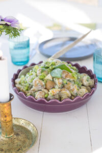 Frischer Kartoffelsalat mit Edamame, B&auml;rlauch und cremigem Joghurt-Mayo-Dressing. Perfekt als Fr&uuml;hlingssalat oder Beilage zum Grillen.
