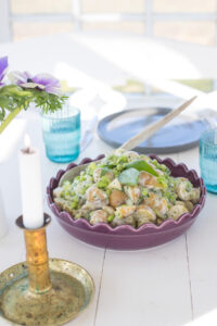 Frischer Kartoffelsalat mit Edamame, B&auml;rlauch und cremigem Joghurt-Mayo-Dressing. Perfekt als Fr&uuml;hlingssalat oder Beilage zum Grillen.