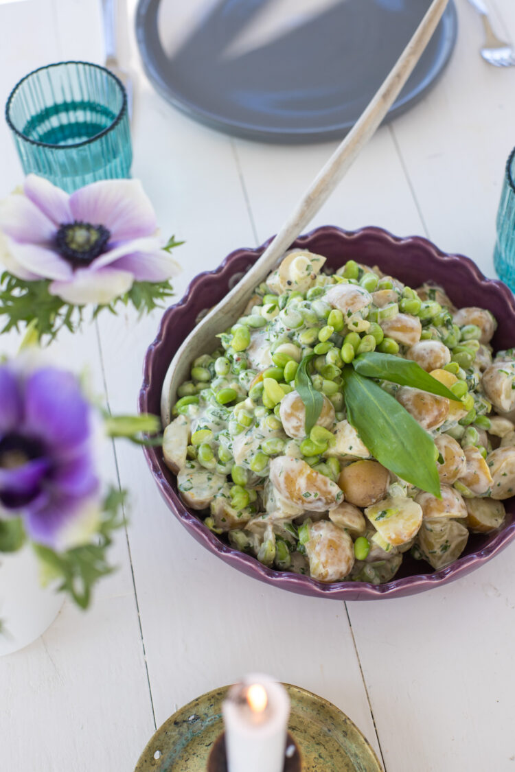 Frischer Kartoffelsalat mit Edamame, Bärlauch und cremigem Joghurt-Mayo-Dressing. Perfekt als Frühlingssalat oder Beilage zum Grillen.