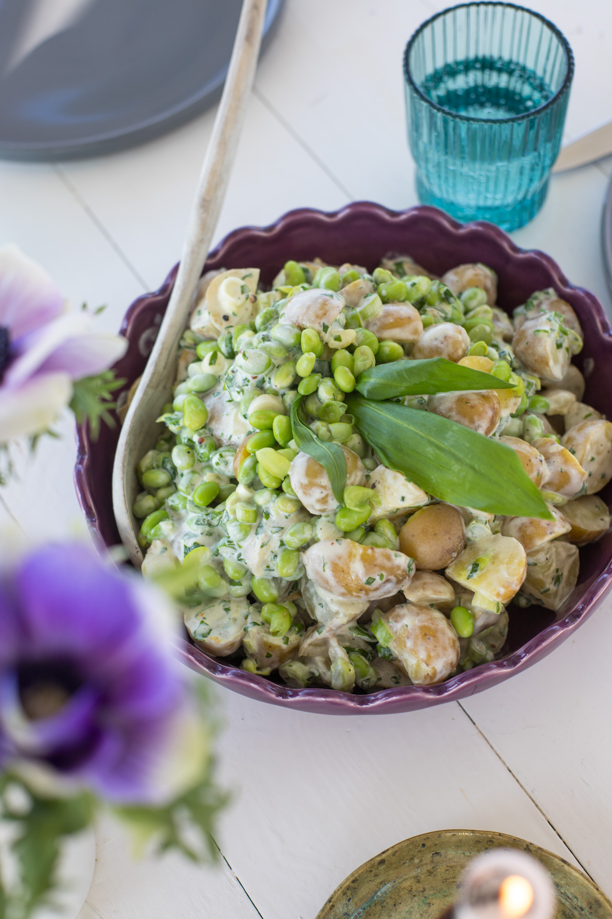 Frischer Kartoffelsalat mit Edamame, B&auml;rlauch und cremigem Joghurt-Mayo-Dressing. Perfekt als Fr&uuml;hlingssalat oder Beilage zum Grillen.