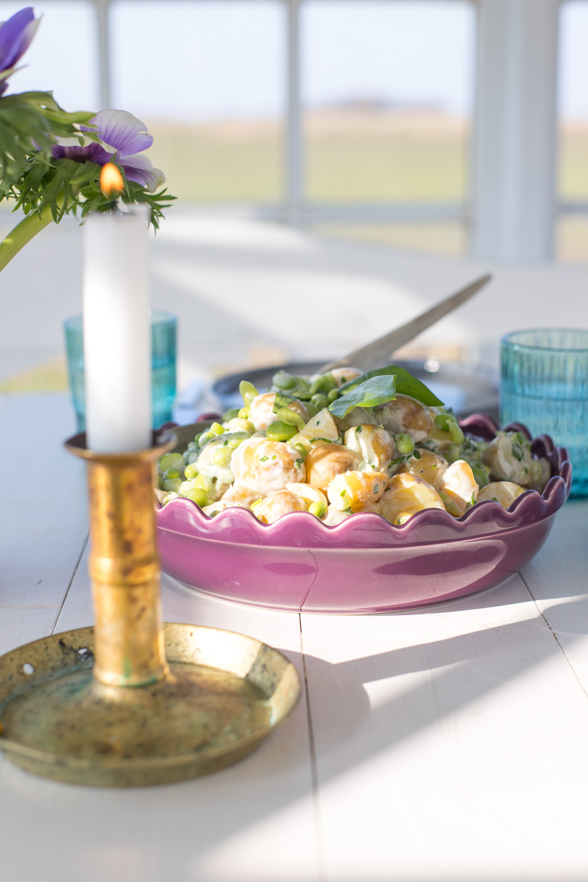 Frischer Kartoffelsalat mit Edamame, B&auml;rlauch und cremigem Joghurt-Mayo-Dressing. Perfekt als Fr&uuml;hlingssalat oder Beilage zum Grillen.