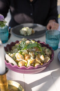 Frischer Kartoffelsalat mit Edamame, B&auml;rlauch und cremigem Joghurt-Mayo-Dressing. Perfekt als Fr&uuml;hlingssalat oder Beilage zum Grillen.