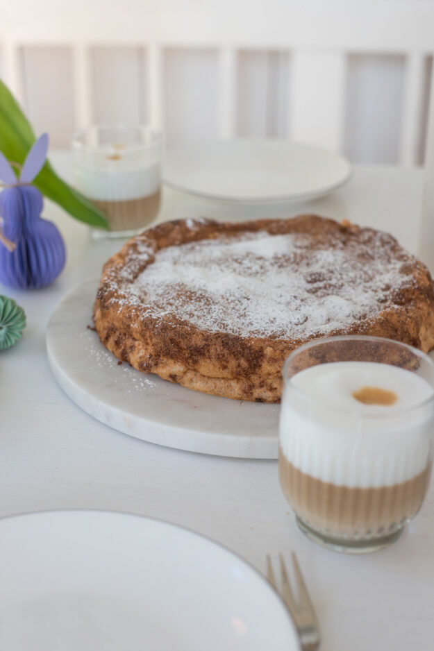 Saftiger mallorquinischer Mandelkuchen mit Mandeln, Zimt und Zitrusabrieb. Ein aromatischer, glutenfreier Kuchen, der wunderbar einfach gelingt.