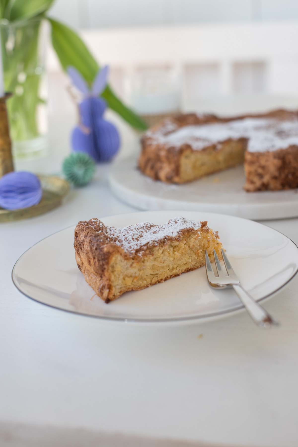 Saftiger mallorquinischer Mandelkuchen mit Mandeln, Zimt und Zitrusabrieb. Ein aromatischer, glutenfreier Kuchen, der wunderbar einfach gelingt.