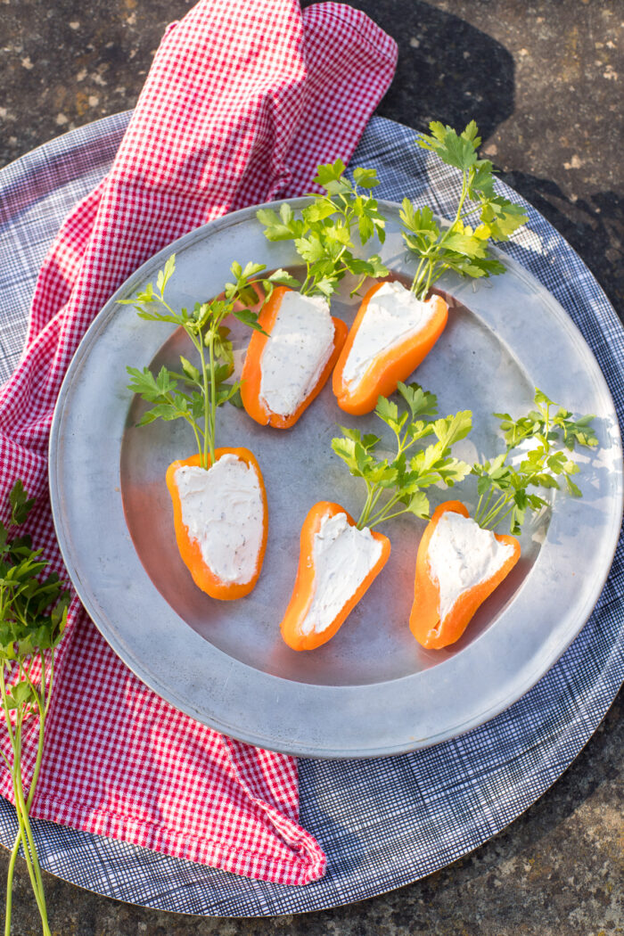Mini-Paprika als M&ouml;hren mit Kr&auml;uterfrischk&auml;se – einfache Osteridee