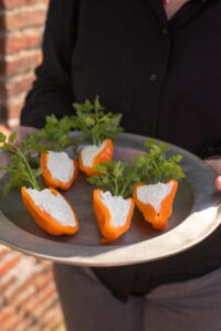 Mini-Paprika als Karotten: eine einfache und gesunde Osteridee mit Kr&auml;uterfrischk&auml;se und Petersilie. Perfekt f&uuml;r Brunch oder Osterbuffet, die was hermacht!