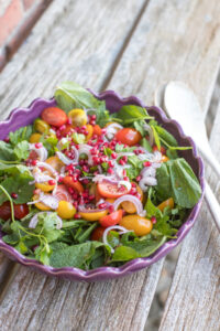 Susis Salat: frischer Tomatensalat mit Granatapfel, rote Zwiebel, Minze und Petersilie. Einfach gemacht, aromatisch und perfekt mit einem Basic-Salatdressing.