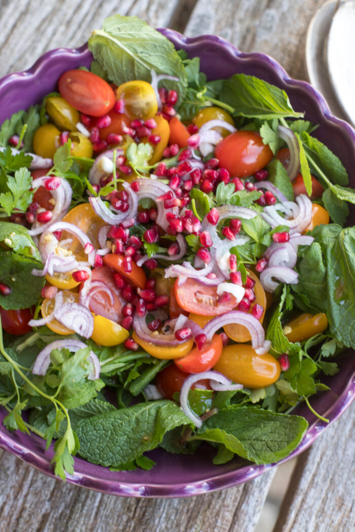 Susis Salat – Tomatensalat mit Granatapfel & Kr&auml;utern