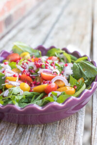 Susis Salat: frischer Tomatensalat mit Granatapfel, rote Zwiebel, Minze und Petersilie. Einfach gemacht, aromatisch und perfekt mit einem Basic-Salatdressing.