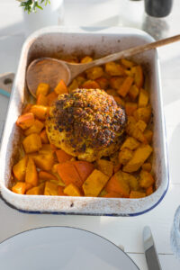 Ganzer Blumenkohl mit w&uuml;rziger Shawarma-Marinade aus dem Ofen, dazu ger&ouml;steter K&uuml;rbis – ein aromatisches vegetarisches Ofengericht.