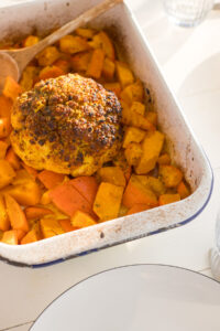 Ganzer Blumenkohl mit w&uuml;rziger Shawarma-Marinade aus dem Ofen, dazu ger&ouml;steter K&uuml;rbis – ein aromatisches vegetarisches Ofengericht.
