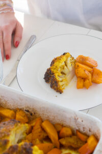 Ganzer Blumenkohl mit würziger Shawarma-Marinade aus dem Ofen, dazu gerösteter Kürbis – ein aromatisches vegetarisches Ofengericht.