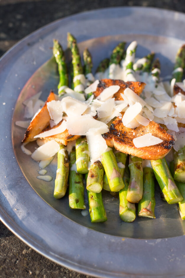 Gegrillter Spargel Caesar Style mit knusprigen Croutons, cremigem Caesar-Dressing und Parmesan – ein einfaches Frühlingsrezept.