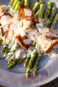 Gegrillter Spargel Caesar Style mit knusprigen Croutons, cremigem Caesar-Dressing und Parmesan – ein einfaches Fr&uuml;hlingsrezept.