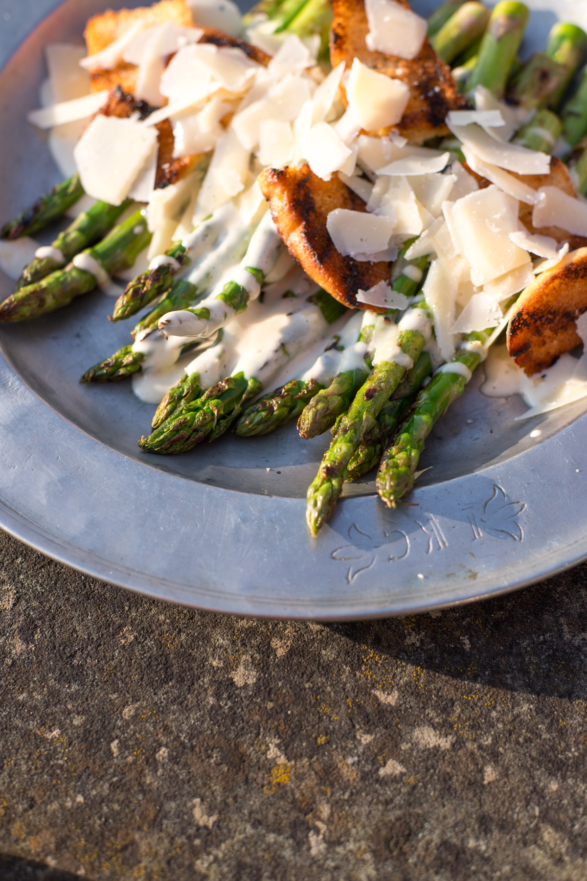 Gegrillter Spargel Caesar Style mit knusprigen Croutons, cremigem Caesar-Dressing und Parmesan – ein einfaches Frühlingsrezept.