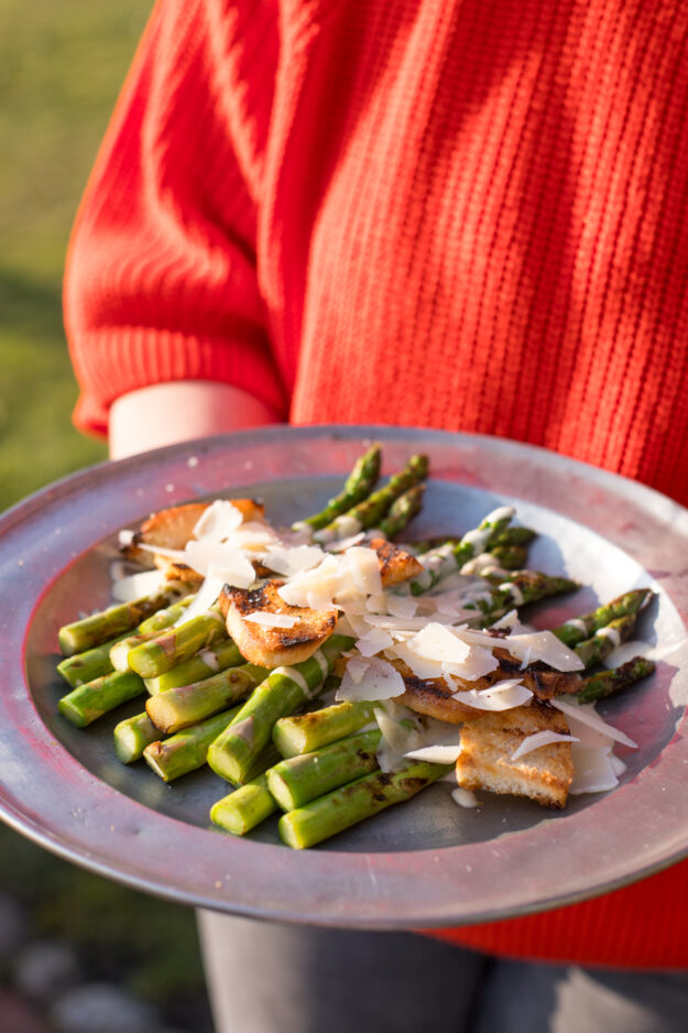 Gegrillter Spargel Caesar Style mit knusprigen Croutons, cremigem Caesar-Dressing und Parmesan – ein einfaches Frühlingsrezept.