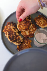 Gesunde Quark-Taler mit Haferflocken – schnell gemacht, proteinreich und perfekt als Snack oder Fr&uuml;hst&uuml;ck f&uuml;r die ganze Familie.
