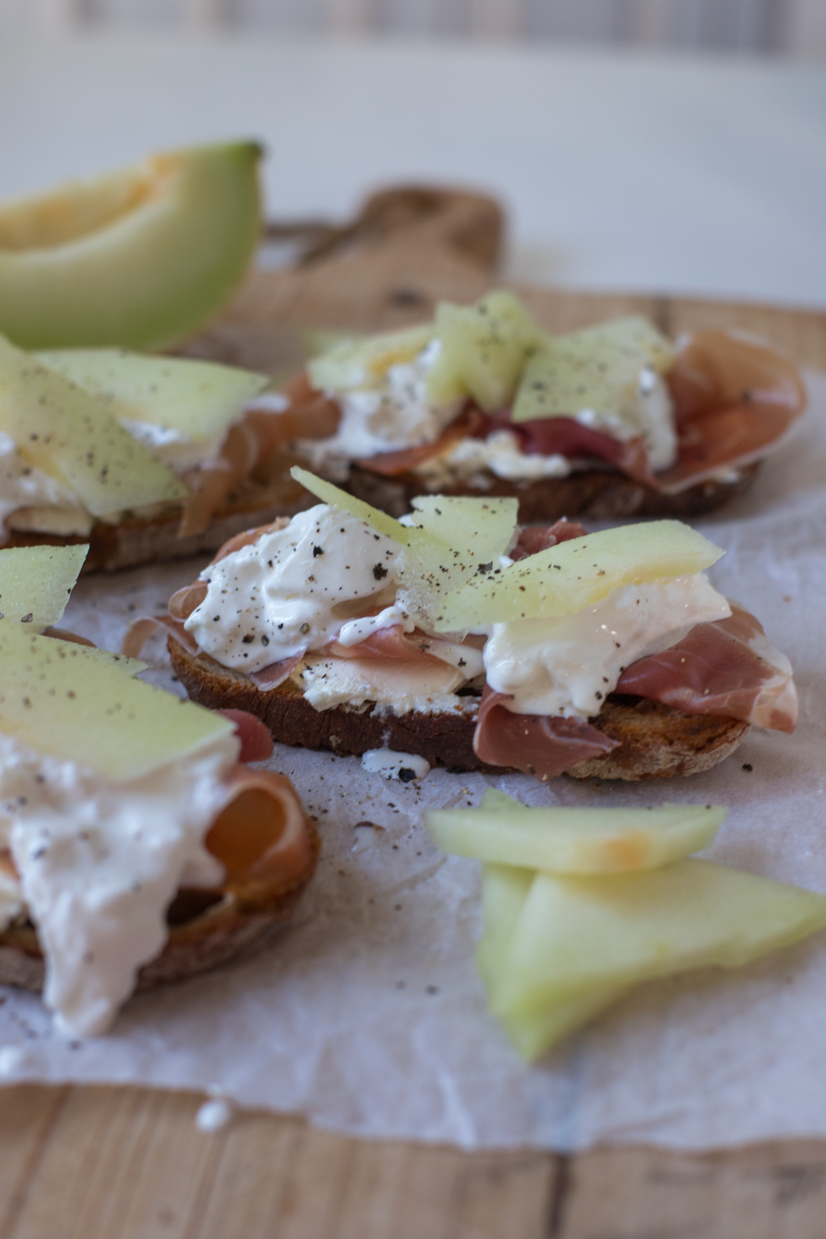 Knuspriges Grillbrot mit Frischk&auml;se, Schinken, orangener Melone und Burrata – ein schnelles, raffiniertes Rezept f&uuml;r Brunch oder Sommerabende.