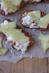 Knuspriges Grillbrot mit Frischk&auml;se, Schinken, orangener Melone und Burrata – ein schnelles, raffiniertes Rezept f&uuml;r Brunch oder Sommerabende.