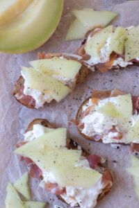 Knuspriges Grillbrot mit Frischkäse, Schinken, orangener Melone und Burrata – ein schnelles, raffiniertes Rezept für Brunch oder Sommerabende.