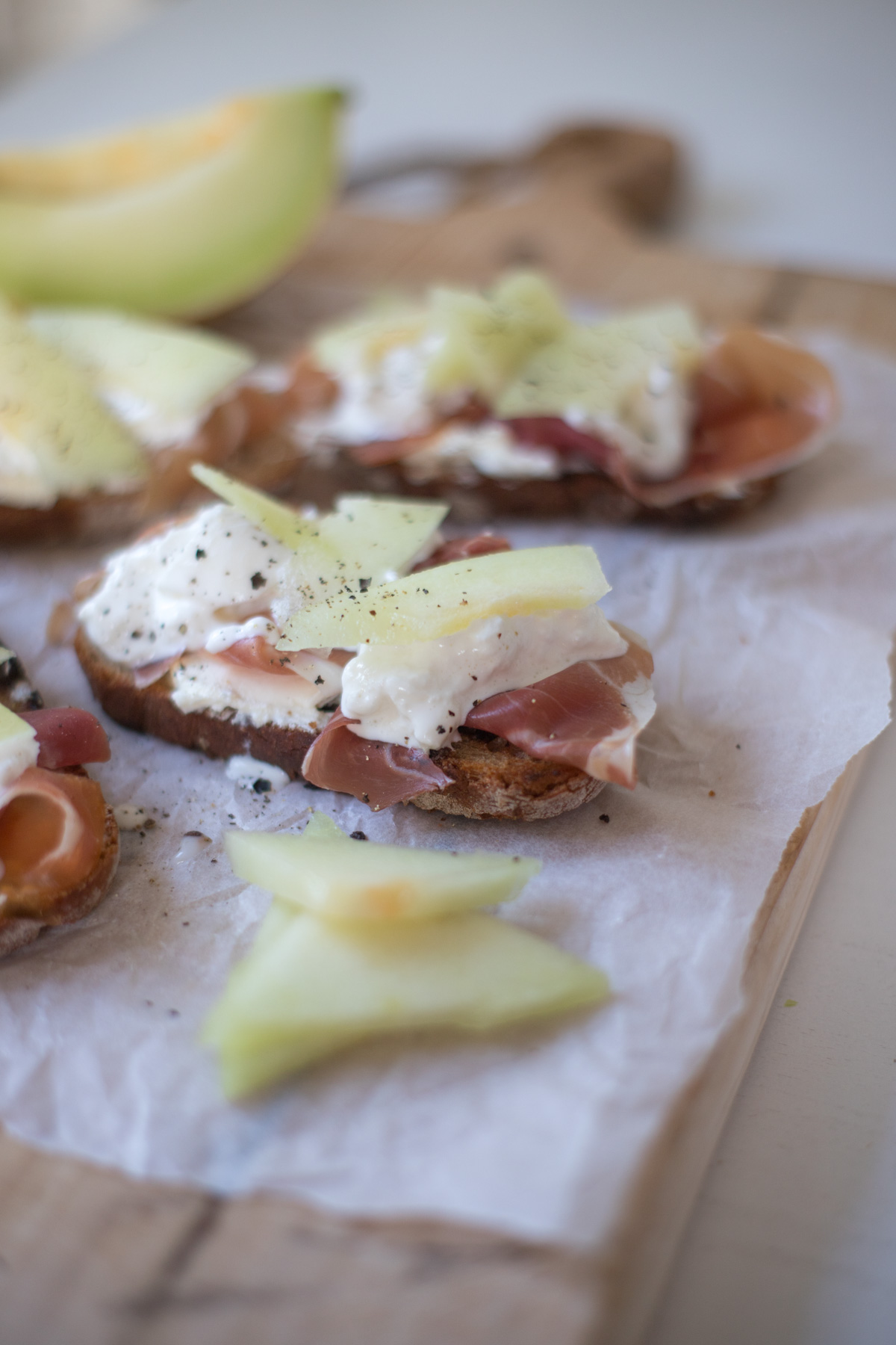 Knuspriges Grillbrot mit Frischk&auml;se, Schinken, orangener Melone und Burrata – ein schnelles, raffiniertes Rezept f&uuml;r Brunch oder Sommerabende.