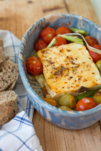 Cremiger Feta aus dem Airfryer mit Oregano, Paprika und Honig – schnell gemacht und perfekt als warme Vorspeise oder Snack.