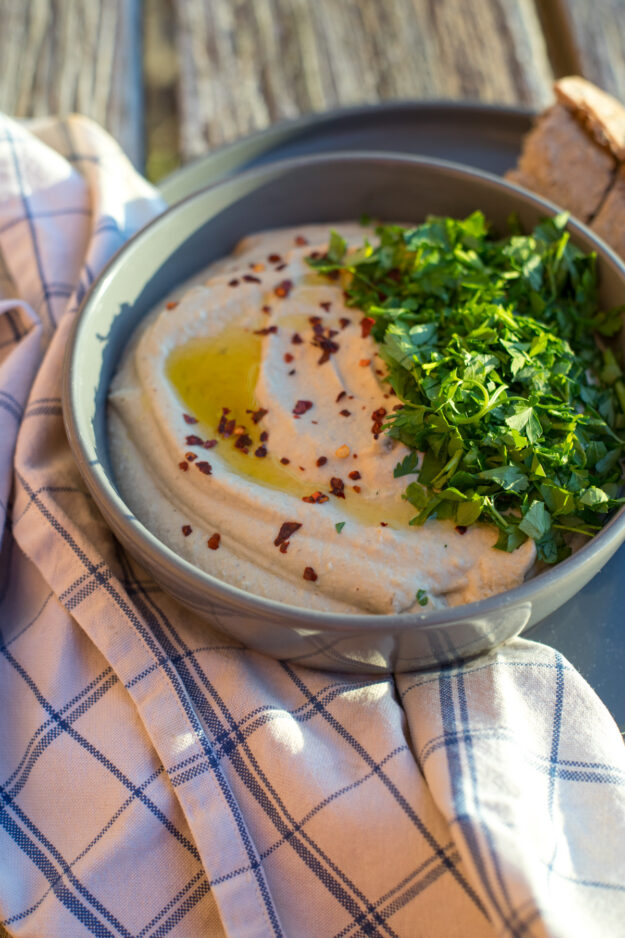 Cremiges Baba Ganoush aus gerösteten Auberginen mit Tahini, Zitrone und Knoblauch – ein aromatischer Dip für Brot und Gemüse.