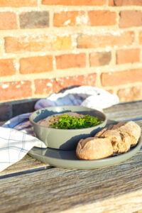 Cremiges Baba Ganoush aus ger&ouml;steten Auberginen mit Tahini, Zitrone und Knoblauch – ein aromatischer Dip f&uuml;r Brot und Gem&uuml;se.