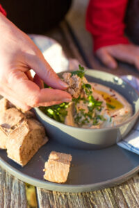 Cremiges Baba Ganoush aus gerösteten Auberginen mit Tahini, Zitrone und Knoblauch – ein aromatischer Dip für Brot und Gemüse.