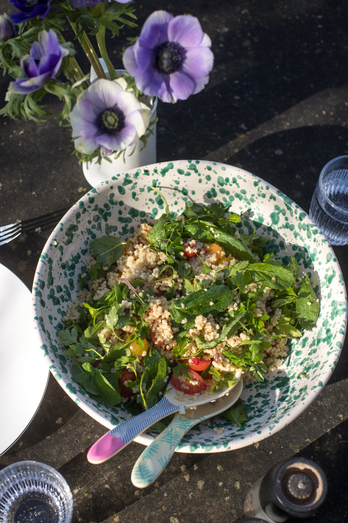 Frischer Hirsesalat mit Tomaten, Kr&auml;utern und feinem Dressing – leicht, aromatisch und perfekt als sommerliche Beilage oder Meal Prep.