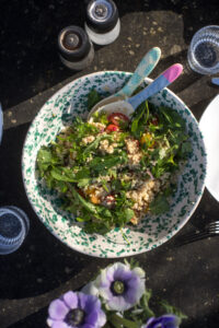Frischer Hirsesalat mit Tomaten, Kr&auml;utern und feinem Dressing – leicht, aromatisch und perfekt als sommerliche Beilage oder Meal Prep.