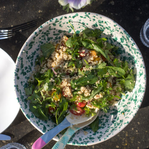 Frischer Hirsesalat mit Tomaten, Kräutern und feinem Dressing – leicht, aromatisch und perfekt als sommerliche Beilage oder Meal Prep.