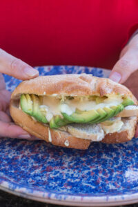 Saftige Hähnchen-Pita mit Avocado und cremiger Curry-Sauce – schnell gemacht und perfekt für Lunch oder Abendessen an warmen Tagen.