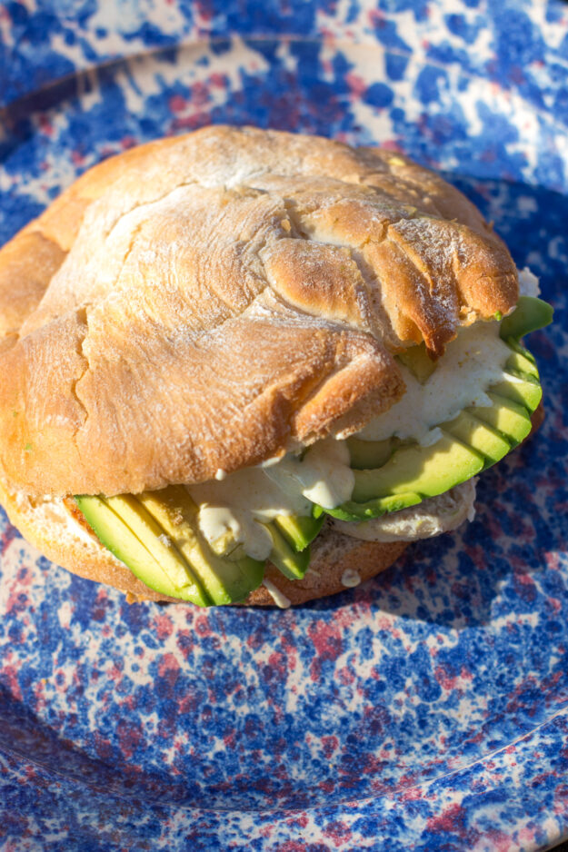 Saftige Hähnchen-Pita mit Avocado und cremiger Curry-Sauce – schnell gemacht und perfekt für Lunch oder Abendessen an warmen Tagen.