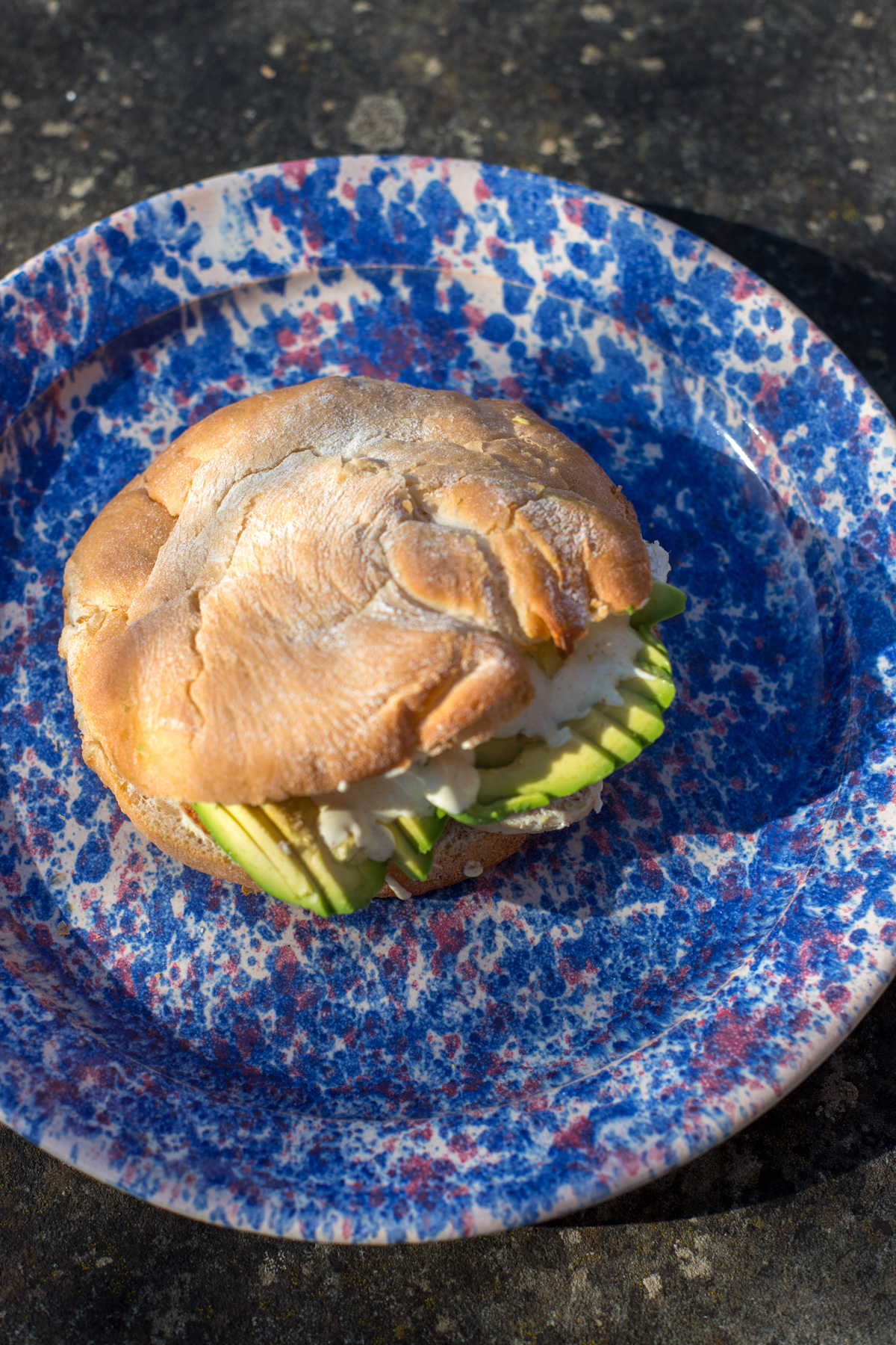 Saftige Hähnchen-Pita mit Avocado und cremiger Curry-Sauce – schnell gemacht und perfekt für Lunch oder Abendessen an warmen Tagen.