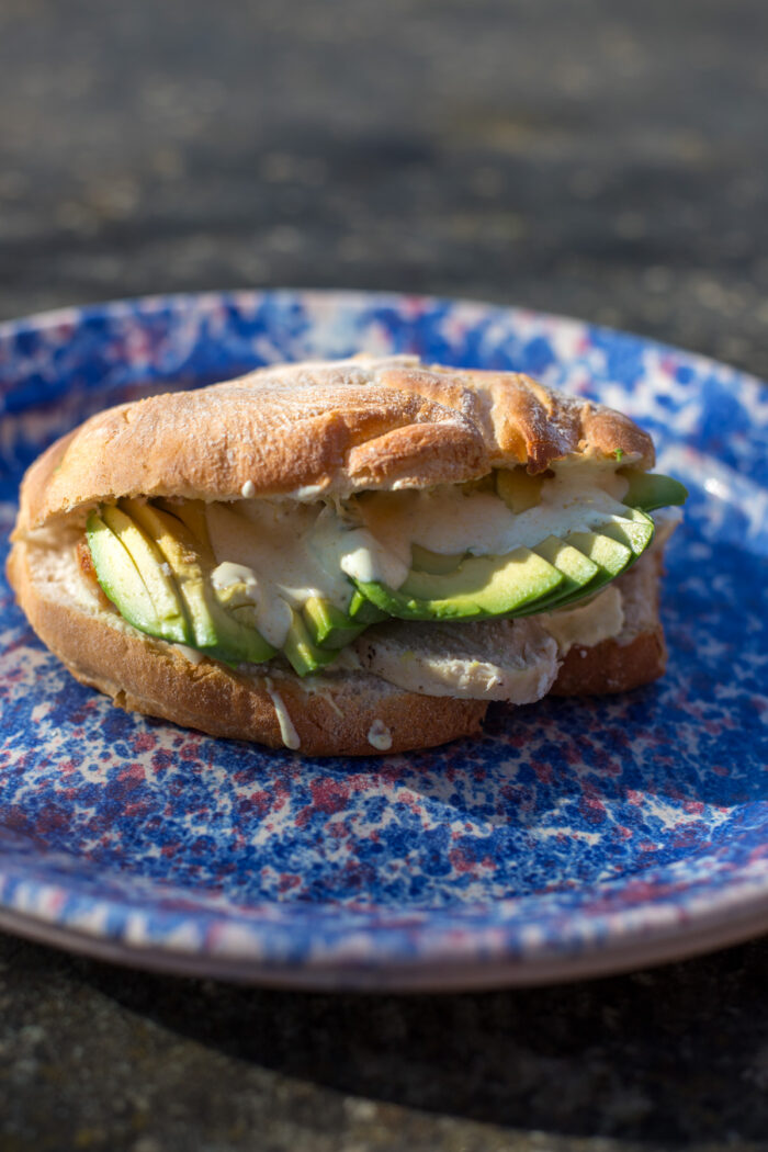 Hähnchen-Pita mit Avocado & Curry-Sauce – schnell und unkompliziert