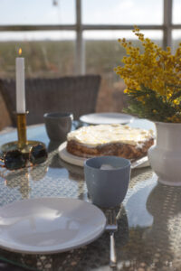 Saftiger Mandelkuchen mit Zimt und Zitrusnoten, getoppt mit cremigem Frischk&auml;se-Frosting. Es ist ein einfacher, glutenfreier Lieblingskuchen.