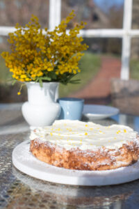 Saftiger Mandelkuchen mit Zimt und Zitrusnoten, getoppt mit cremigem Frischk&auml;se-Frosting. Es ist ein einfacher, glutenfreier Lieblingskuchen.
