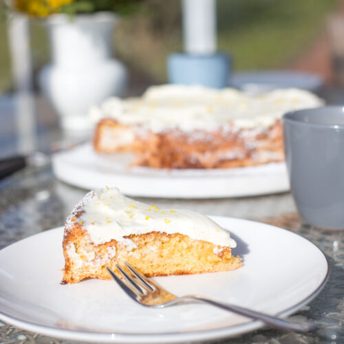 Saftiger Mandelkuchen mit Zimt und Zitrusnoten, getoppt mit cremigem Frischkäse-Frosting. Es ist ein einfacher, glutenfreier Lieblingskuchen.