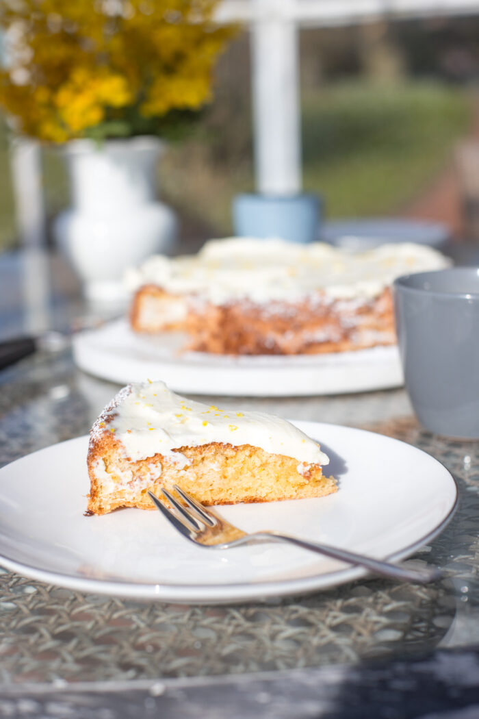 Saftiger Mandelkuchen mit Frischk&auml;se-Frosting – einfaches Rezept ohne Mehl