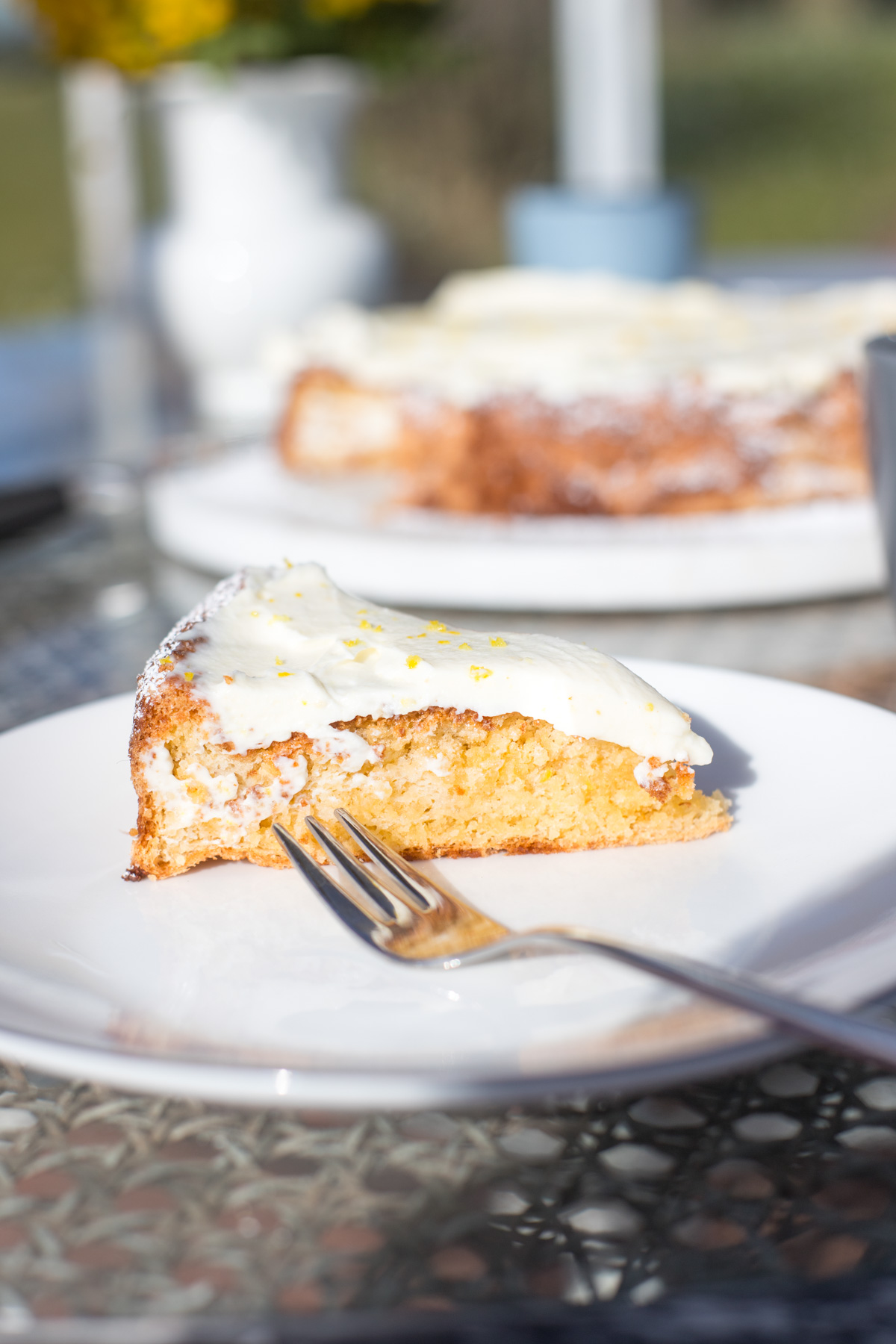 Saftiger Mandelkuchen mit Zimt und Zitrusnoten, getoppt mit cremigem Frischk&auml;se-Frosting. Es ist ein einfacher, glutenfreier Lieblingskuchen.