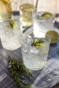 Aromatischer Rosmarin-Sirup mit Limette – einfach selbst gemacht und perfekt f&uuml;r Drinks, Limonade oder Desserts.