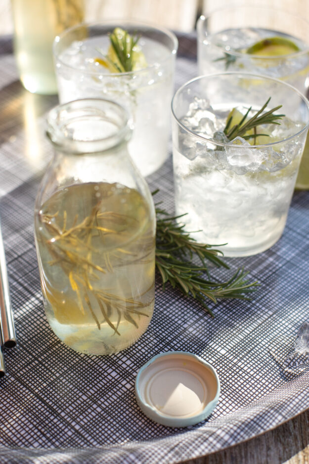 Aromatischer Rosmarin-Sirup mit Limette – einfach selbst gemacht und perfekt für Drinks, Limonade oder Desserts.